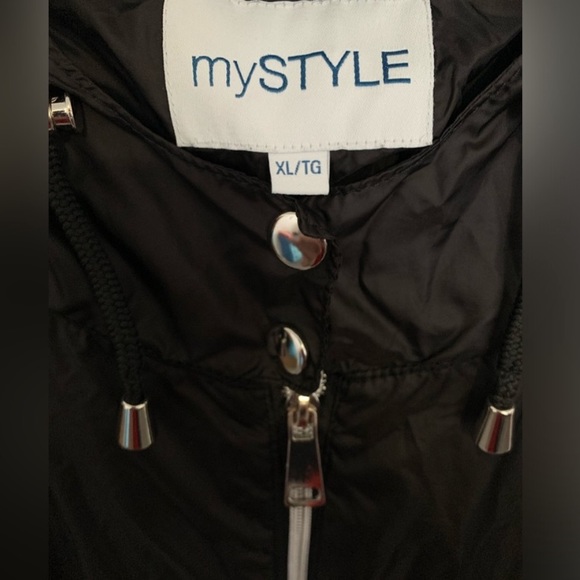 Woman’s Wind Breaker Sweater - Picture 3 of 3